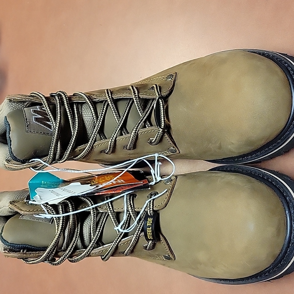 NWT Mack insulated steel toe boots. Warms in the winter and Cools in the summer.